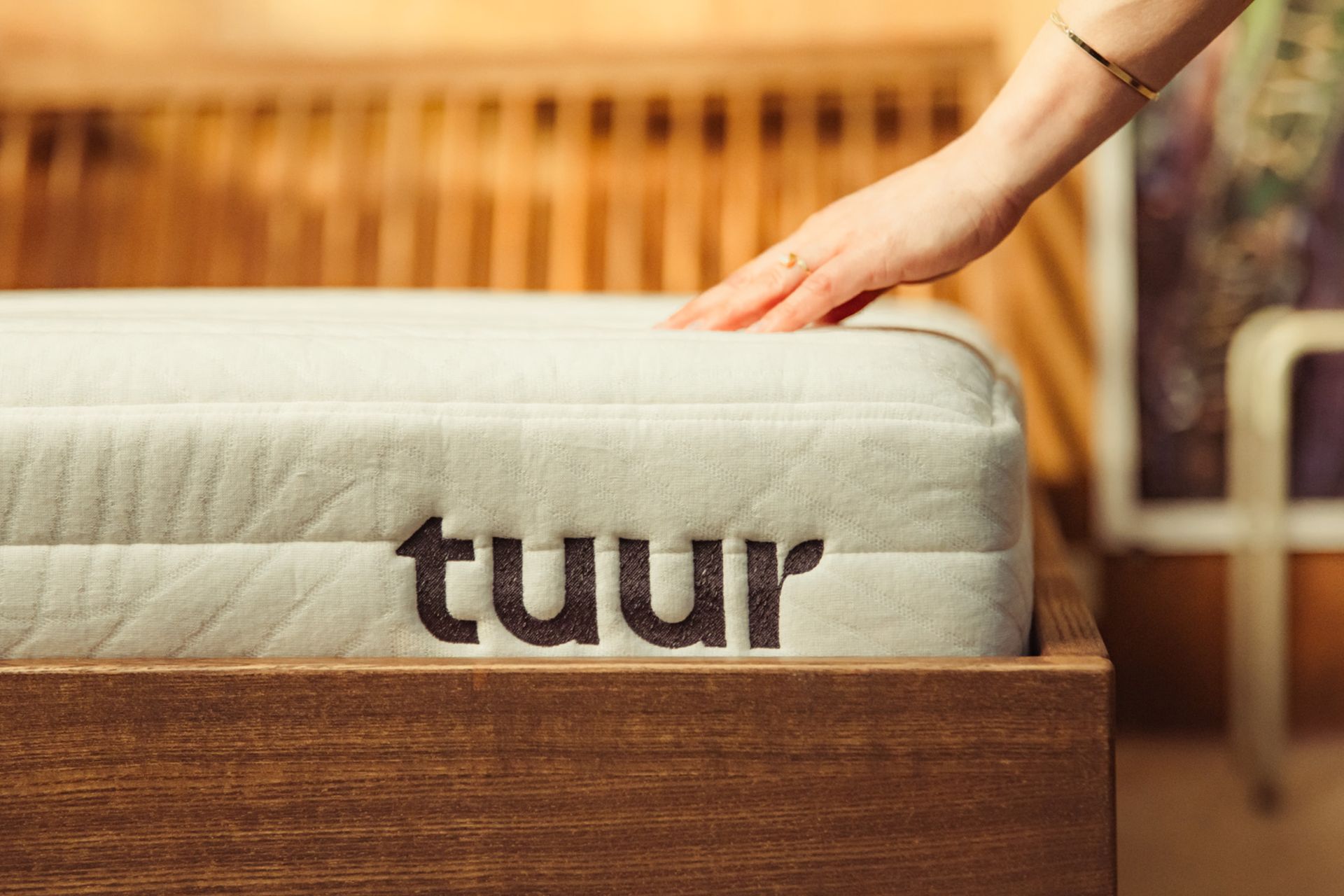 Vrouw die wrijft over haar Tuur® Matras