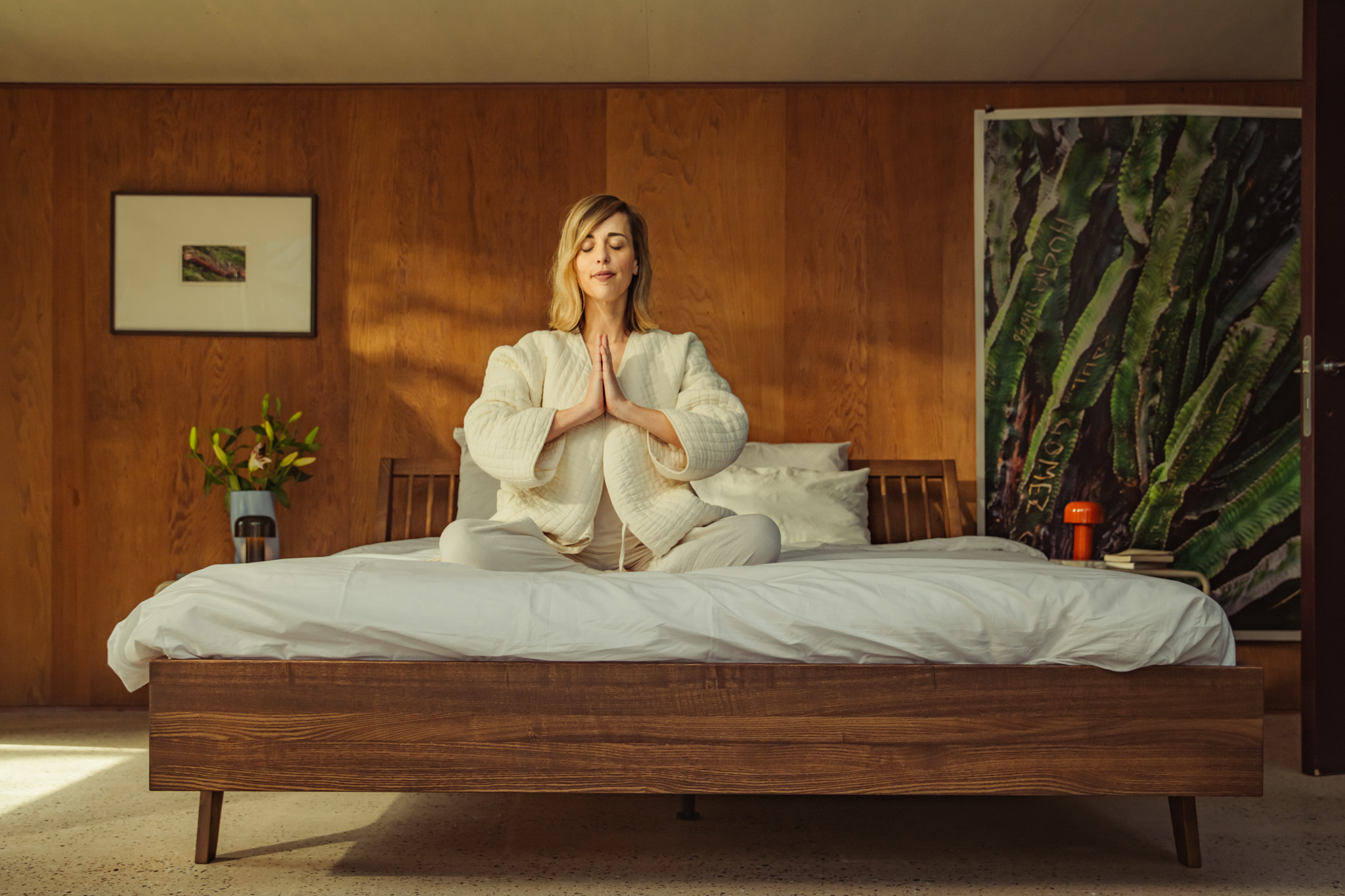 vrouw die yoga doet op het tuur ledikant