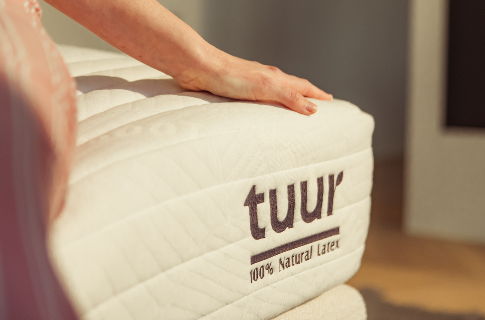 Dame die over het Tuur® Matras streelt