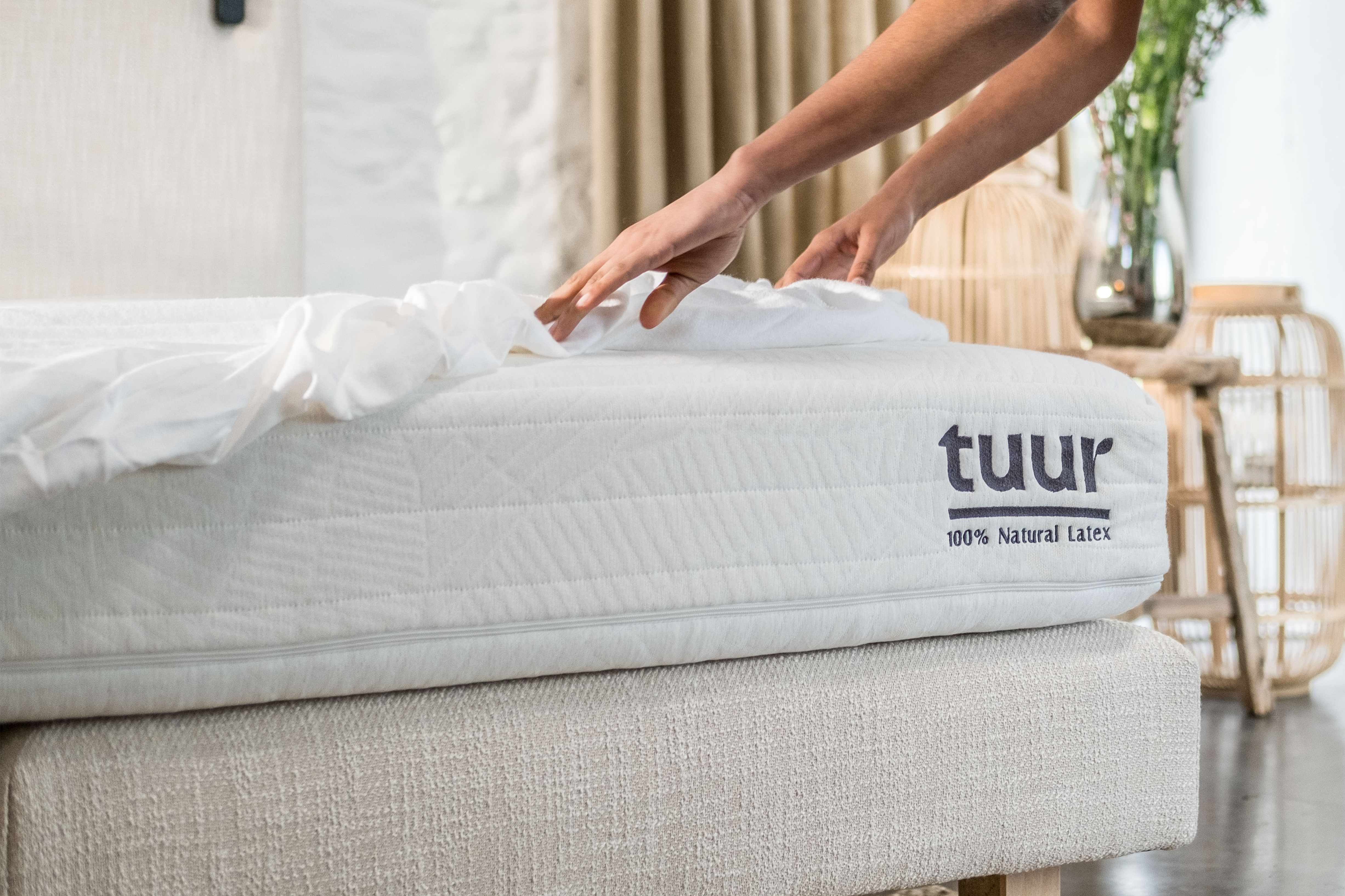 Iemand die de Tuur® Matrasbeschermer gebruikt