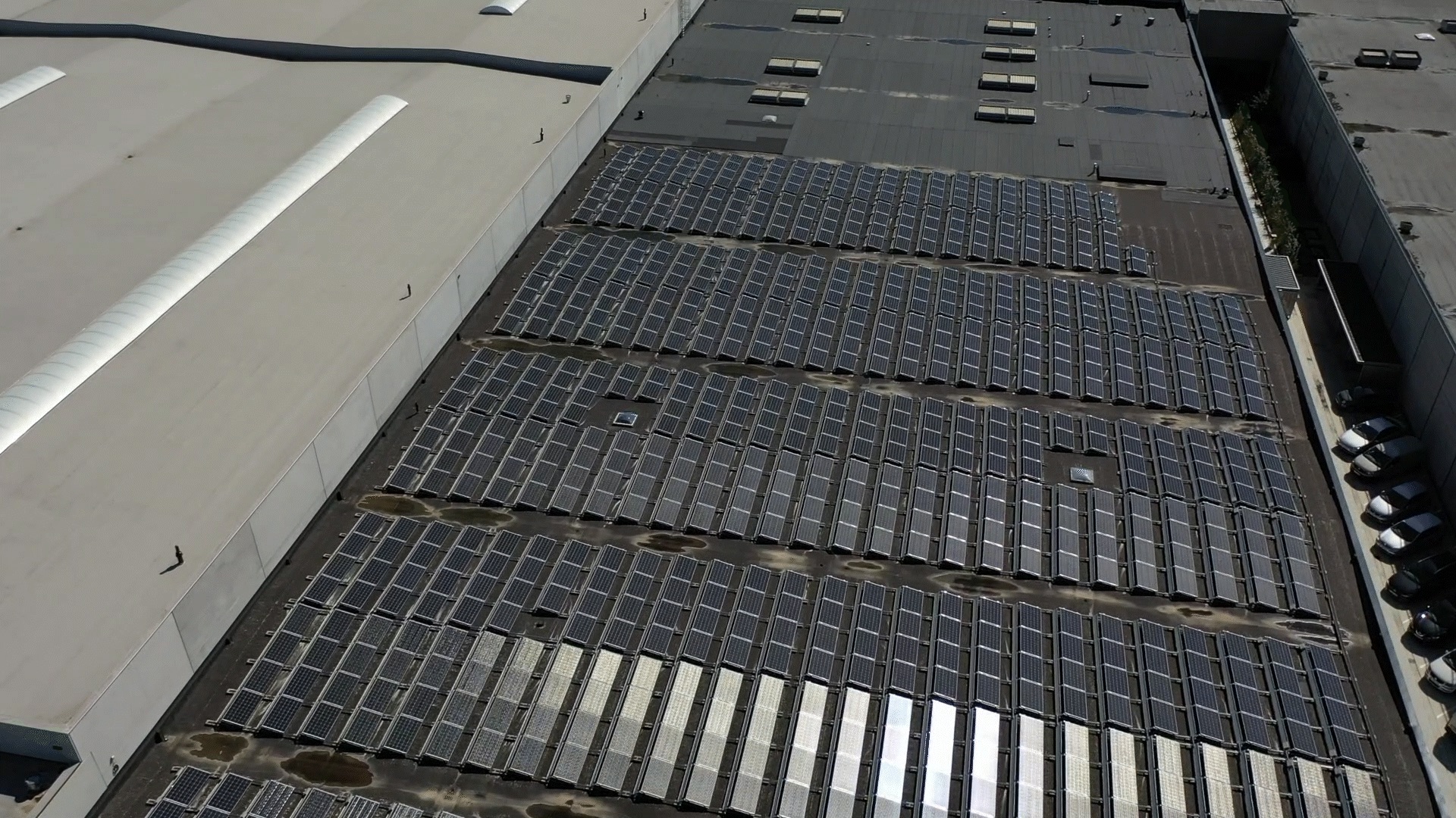 938 zonnepanelen op het dak van tuur