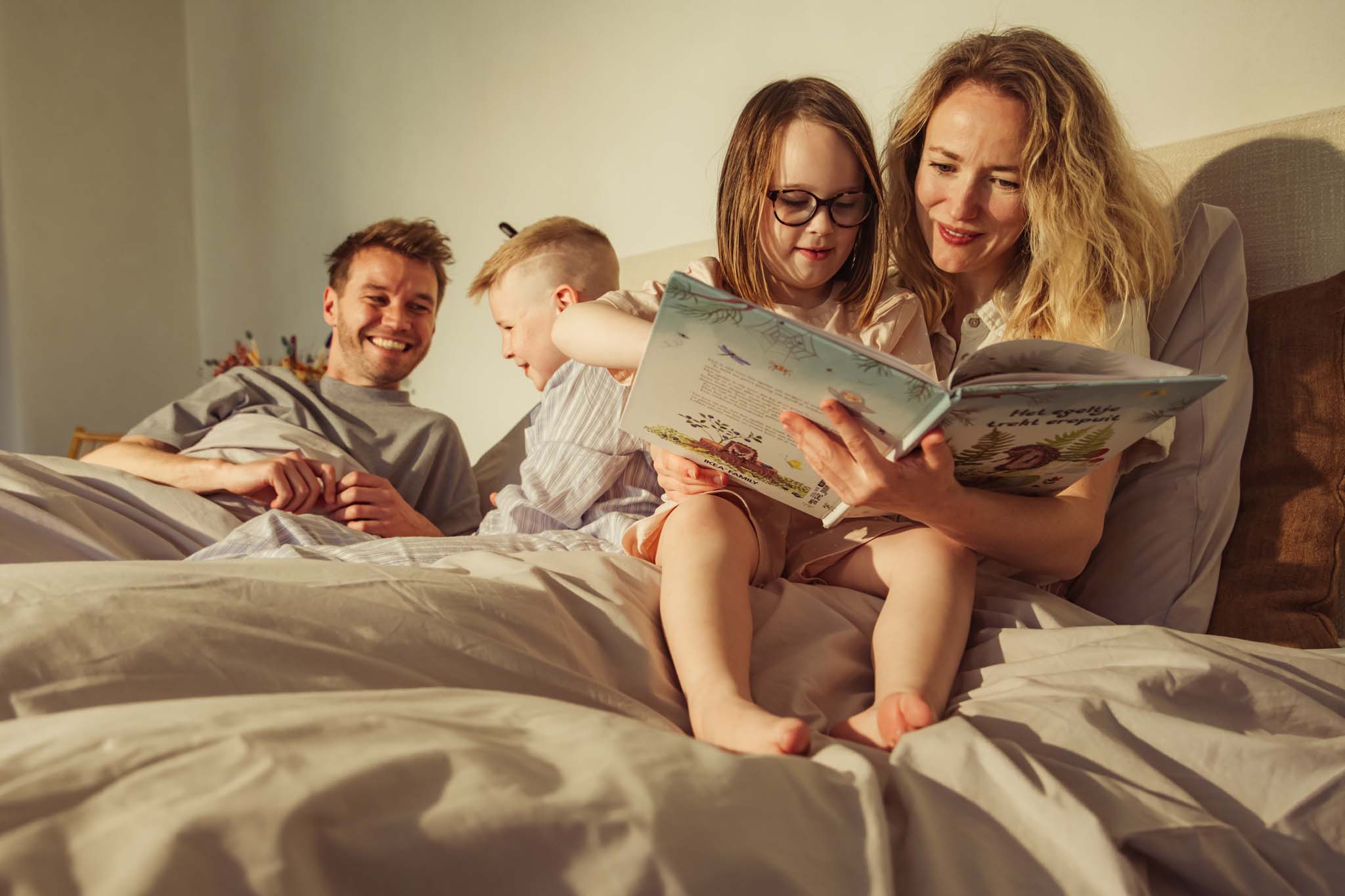 Gezin die een gezellige ochtend hebben in bed