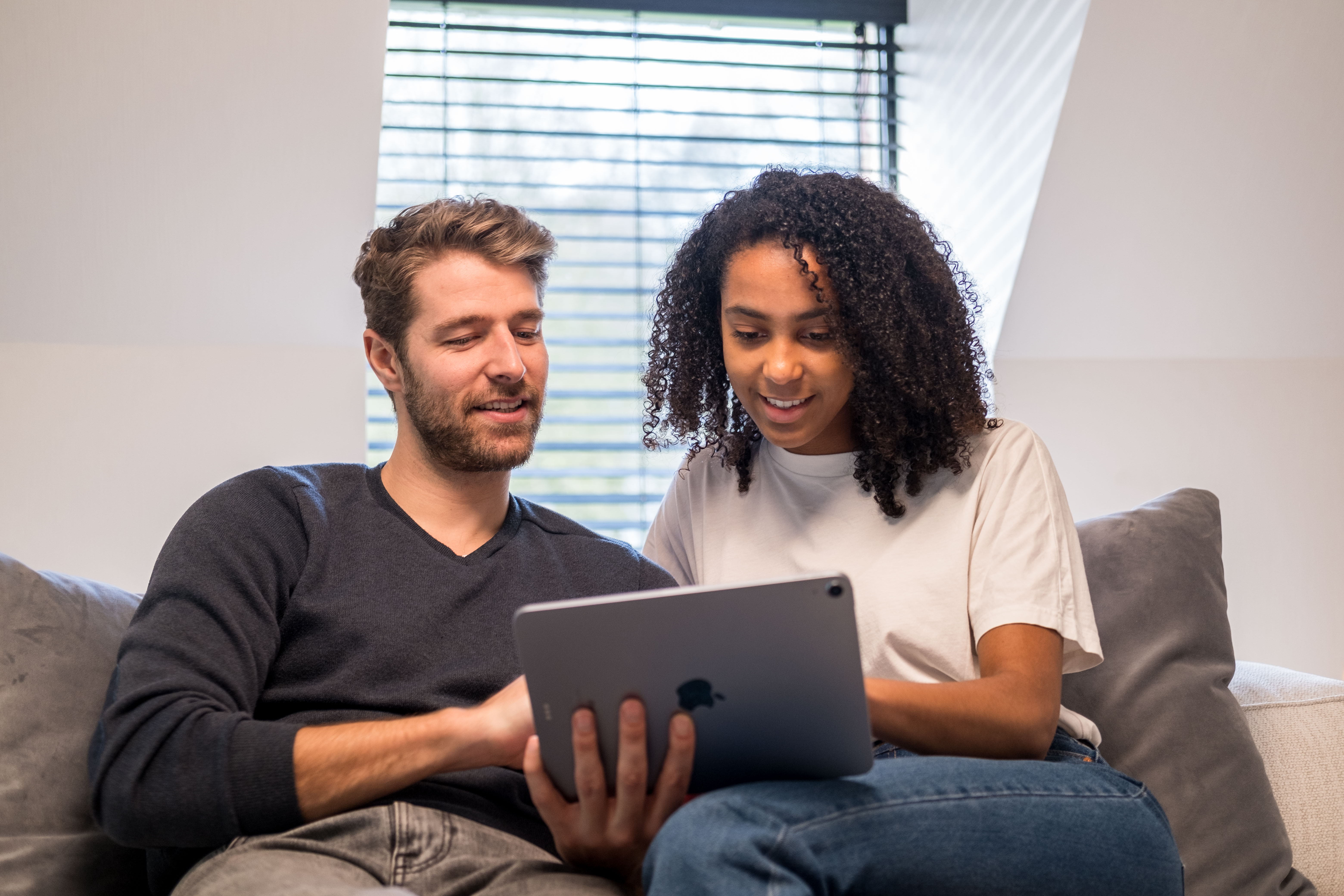 Man en vrouw die een bestelling plaatsen op de Tuur website