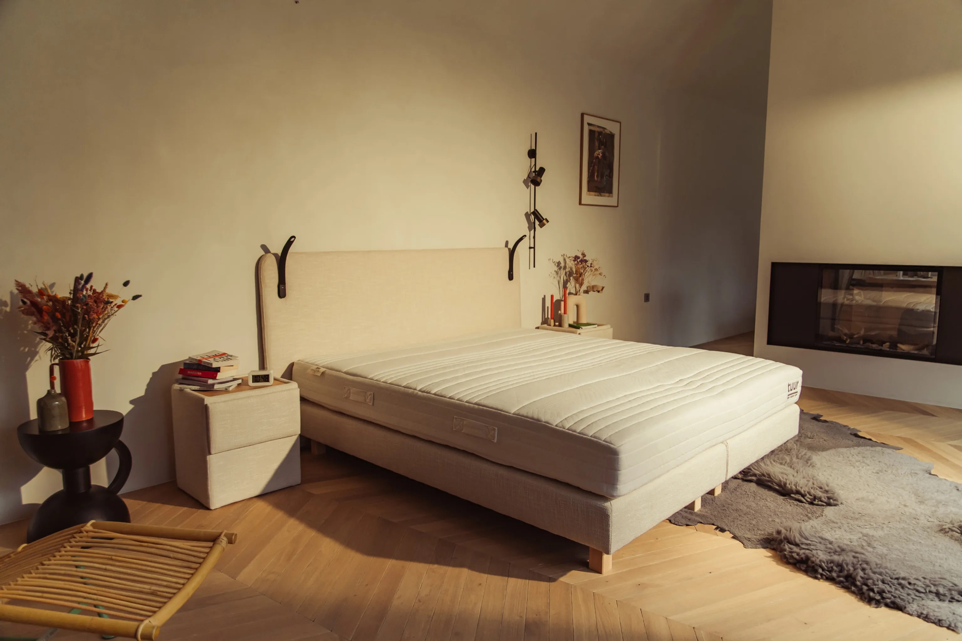 De beige Tuur Boxspring met het Tuur Original Plus Matras in een verlichtte setting