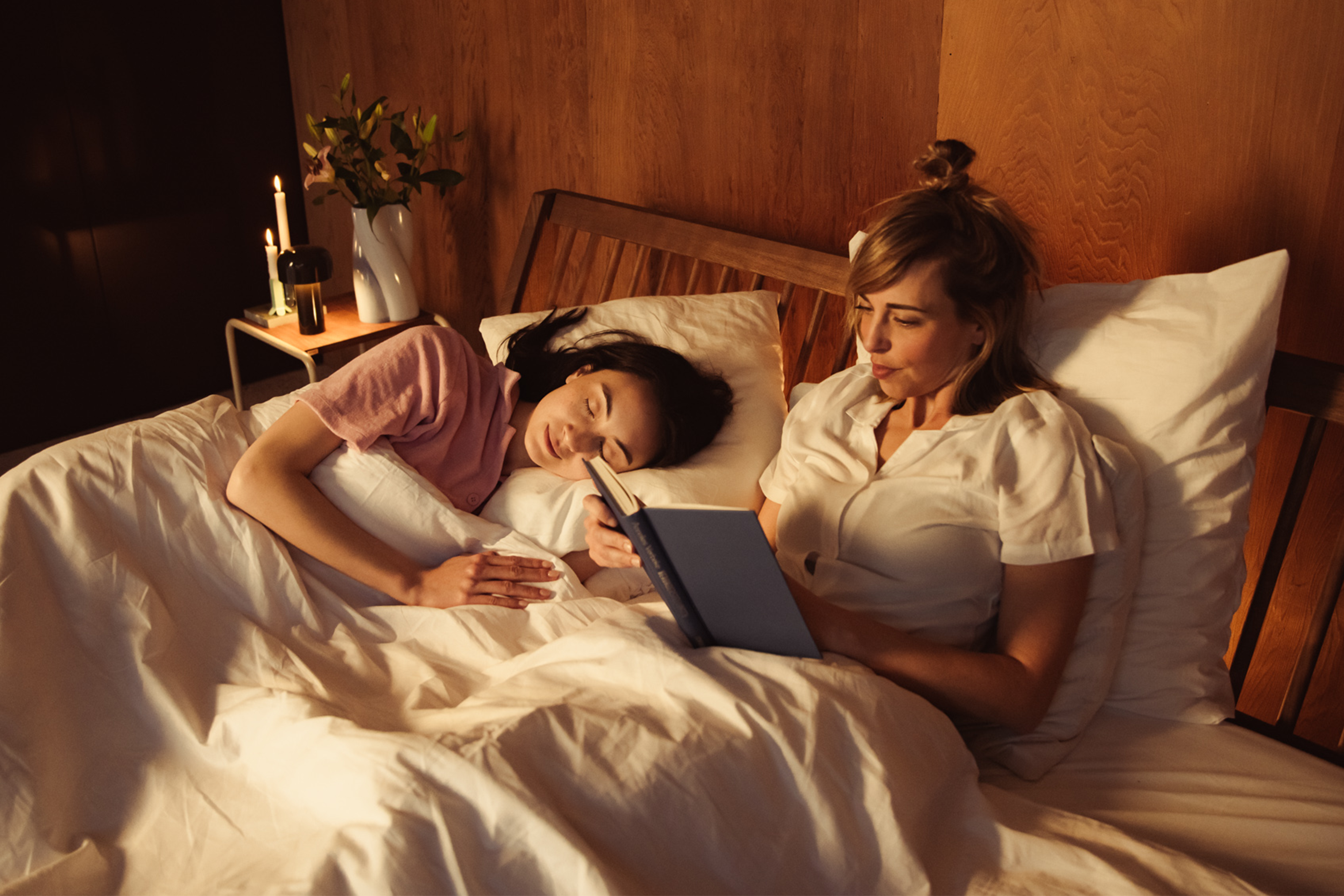 Vrouw die leest in haar Tuur® Bedframe