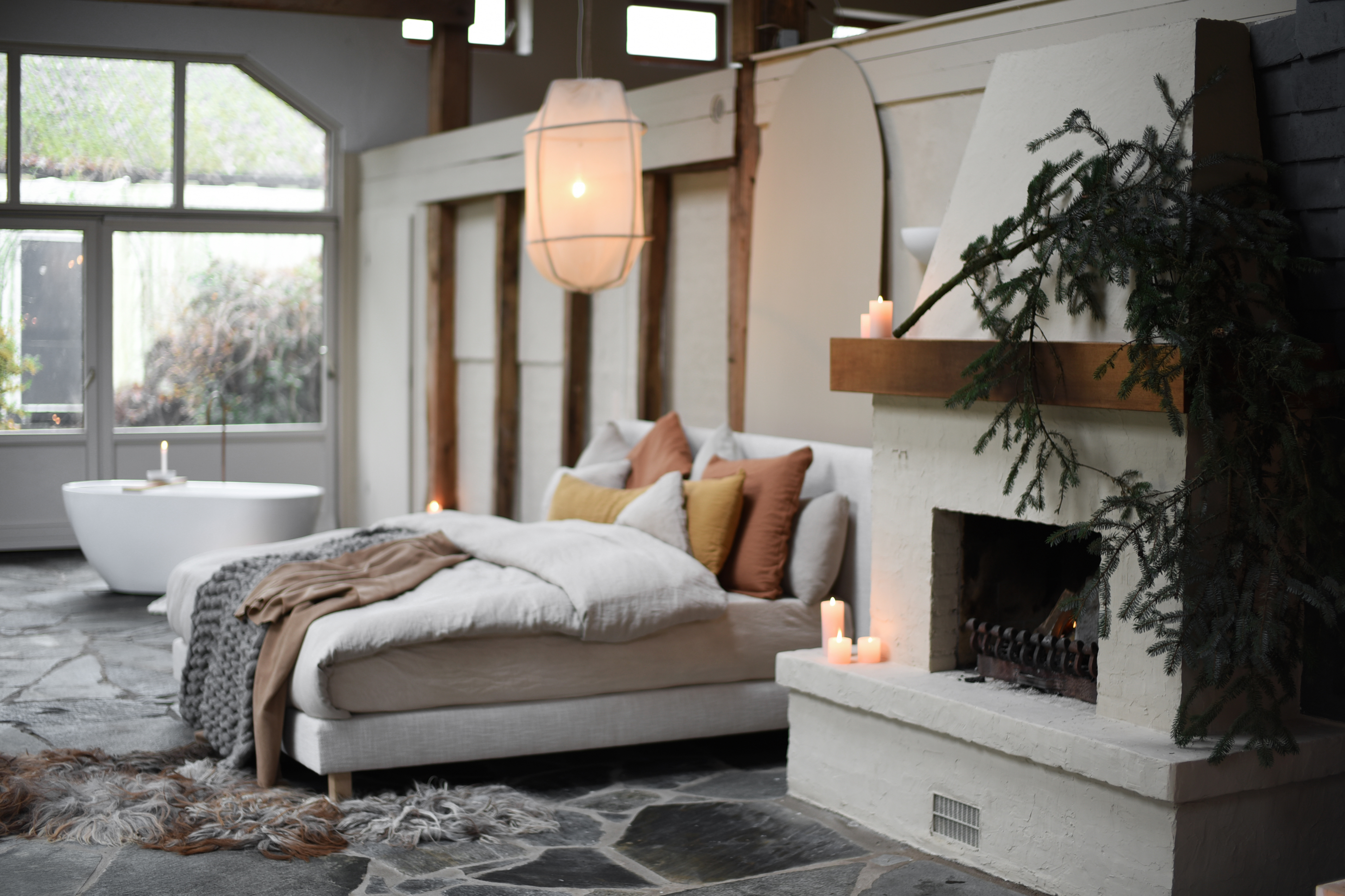 Lifestylebeeld van een beige Tuur® Boxspring aangekleed in een gezellige slaapkamer.