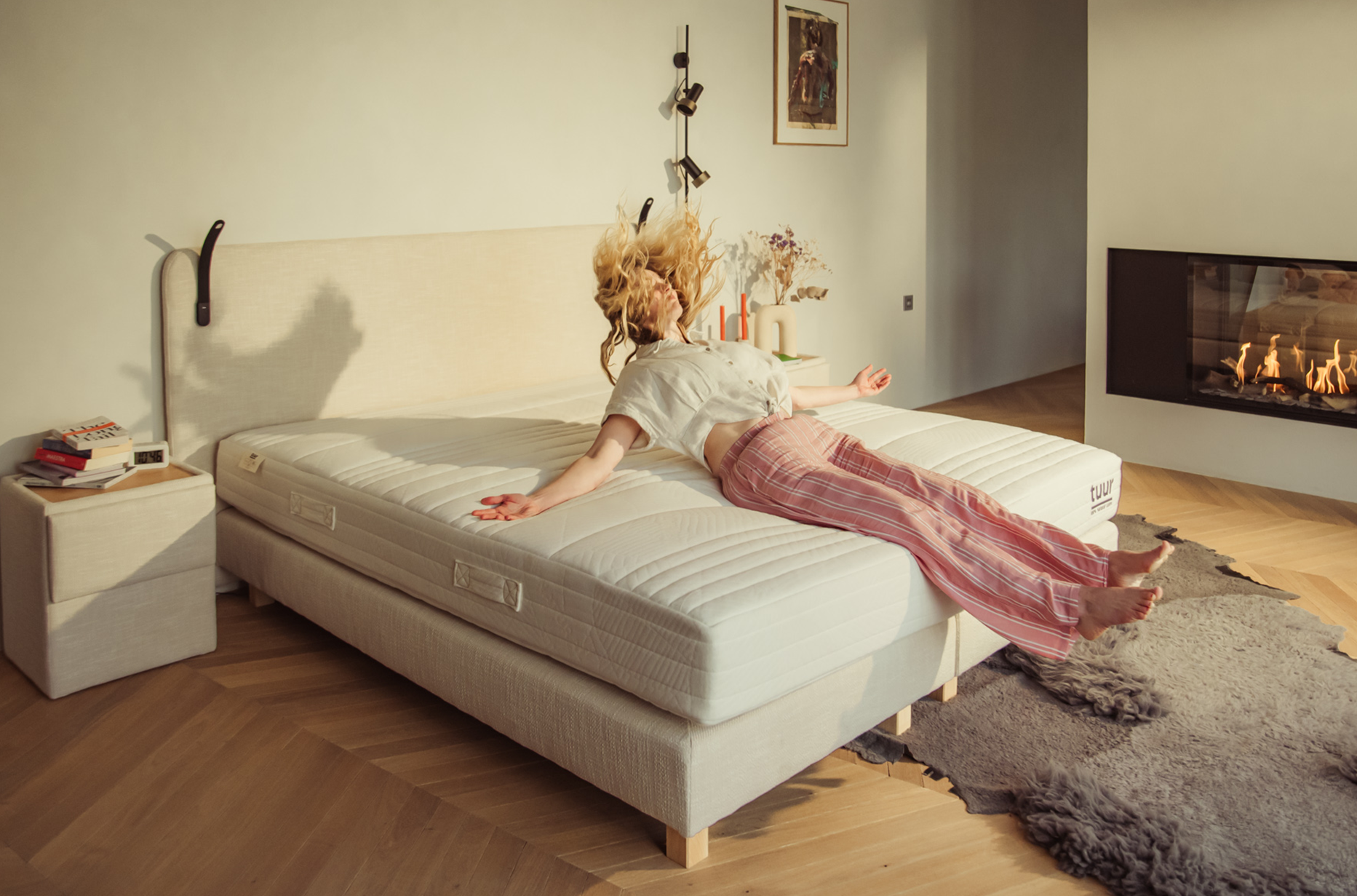 Vrouw die op het Tuur® Original Plus Matras springt