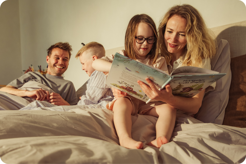 Een gezin dat geniet van een ochtendmoment