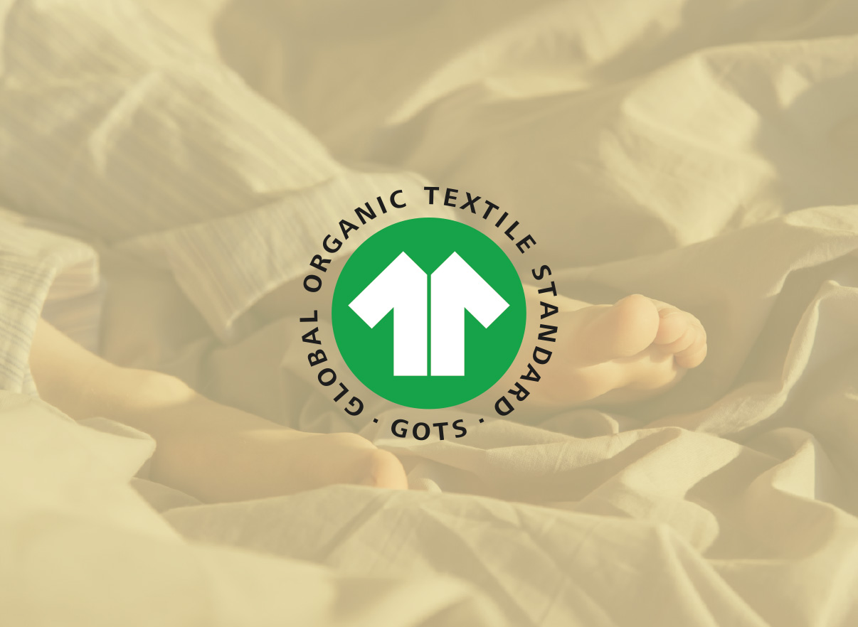 Het GOTS logo op een lifestyle beeld met een gele schijn
